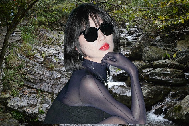 苏曼s顿时咧嘴一笑，他直接脱掉了自己的衣服，然后往外一丢