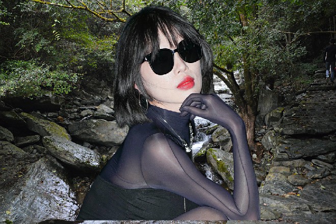 诺曦S盘腿坐在那里，眼前忽然缓缓浮现出一个人影来