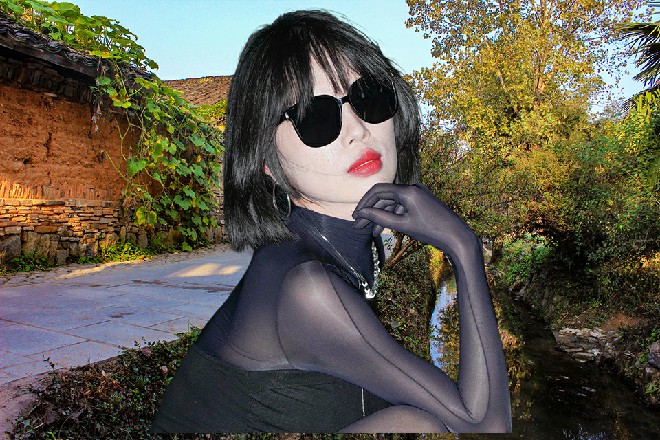 而起一个小弟开着一辆皮卡过来，那皮卡的后面装满了火药