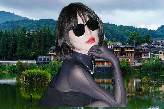 诺曦S挥舞大剑，把那剑音组成的四象圣兽给纷纷击碎