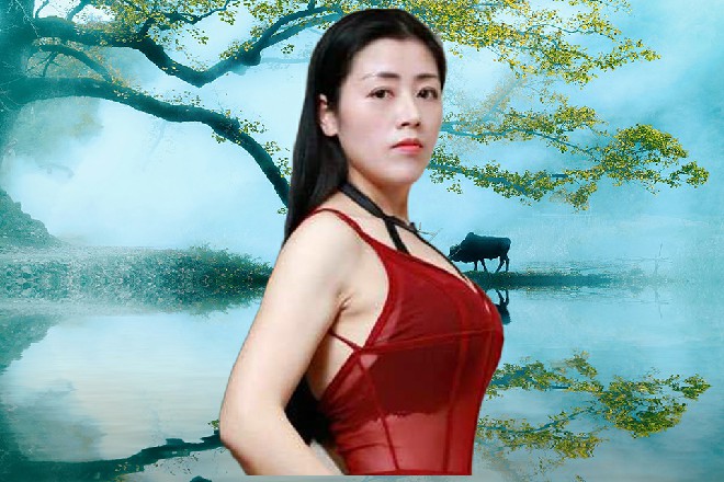 而诺曦S站在雷电中央，却是面带微笑，一点事都没有