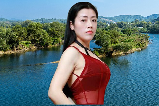 张芯蕾转头一看，看到一只红色的小蜈蚣趴在她的肩膀上