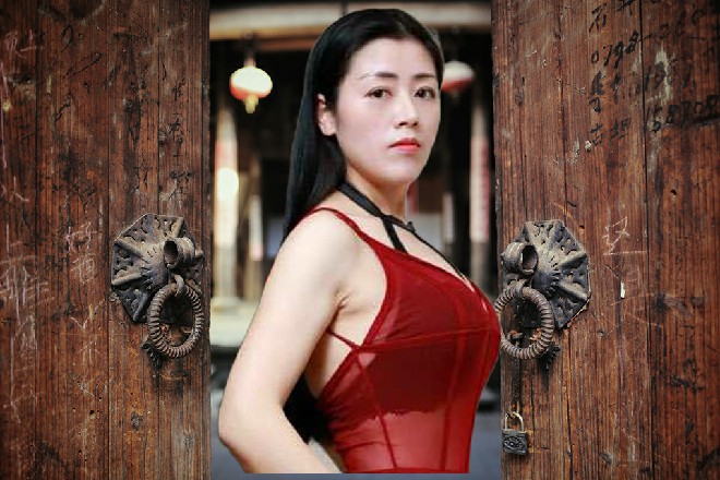 而旁边一个英国的小伙子忽然伸出手来，握住了若依的手