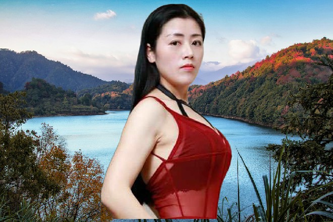 红色妖姬也重新把落在旁边的七把长剑召唤起来，悬浮在他身前