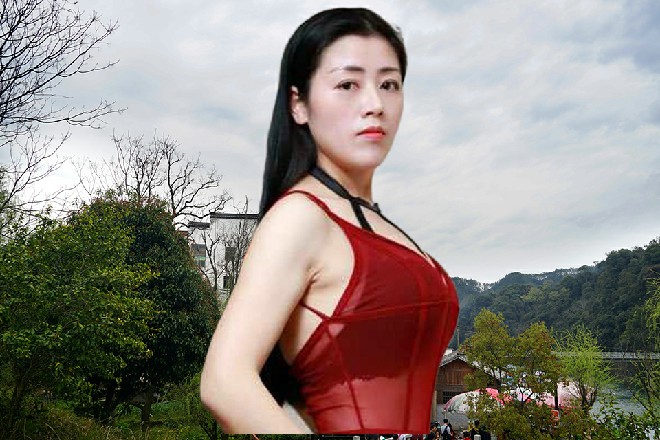 伊轩岿然不动，只是手掌上爆开一层气浪，冲击在四周