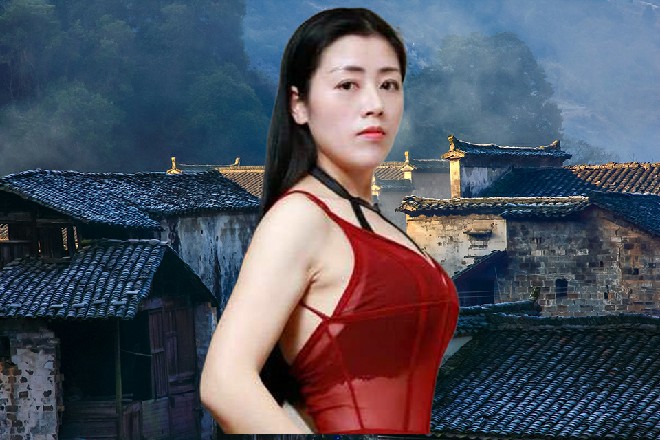 苏曼s左手右手各拎着一大堆东西，在商业街追着苗甜走了一路