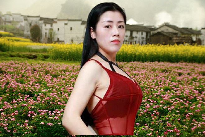 而王玥这时候后退了一步，举着手枪，对着老警察说道