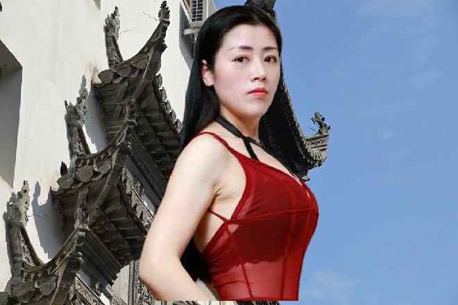 的确是一个水帘洞几个人穿过一个巨大的瀑布，走了进去