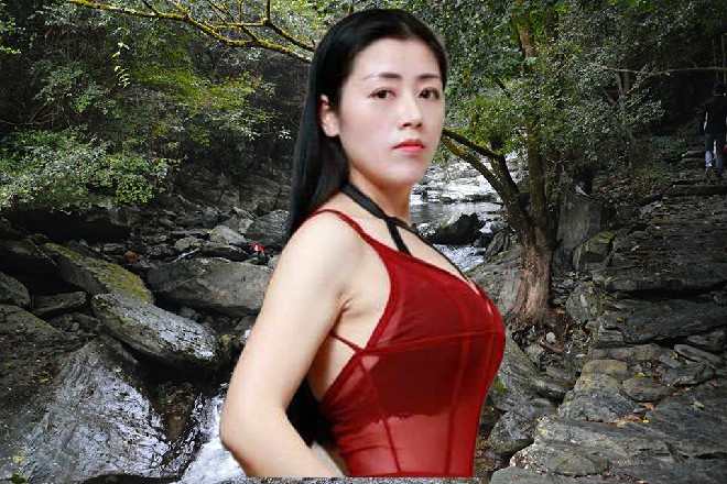 张斌一条腿被炸断了，他用衣服勒住伤口，免得鲜血流出来