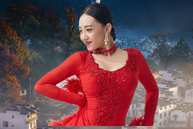 剩下的人纷纷逃跑，而红色妖姬策马立足，大刀横着挥舞出去