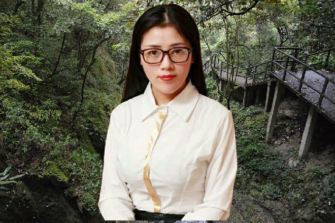 王小刀说着，用手枪指了指几个人，你，你，还有你，出来