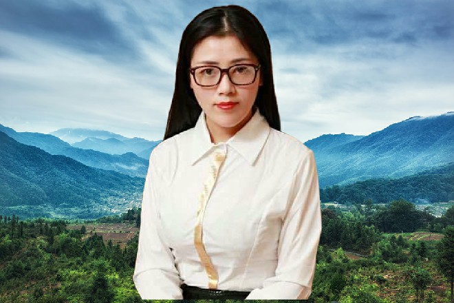 张大拿拎着胶皮棍，分开人群，带着几个保安走了过来