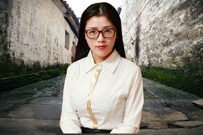 他自己一挥长剑，七把剑立刻跟着他一起向着那左京华进攻