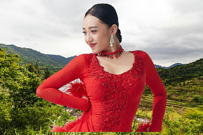 说着，直接拿起大海碗，倒满女儿红，然后一饮而尽