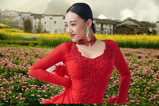 苏曼s直接甩出二百块钱，丢给房东大妈，倒是让房东大妈一愣