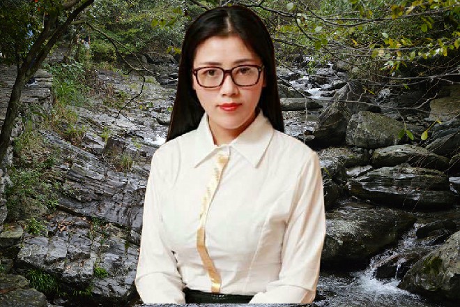 说着，他举起自己的右手来，手指上缠着黑色的丝线