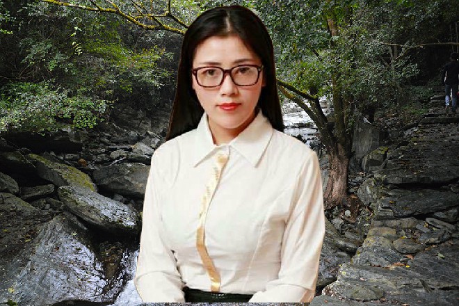 她下了命令，身后二十号人一起拿起砖头，等待着下一个指示