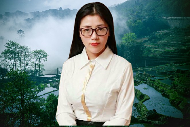 汪长老似乎也注意到了红色妖姬的目光，他就是嵩山派的大掌剑