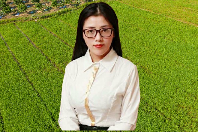 她看到服务员抱着一盆毛血旺上来，下意识地咽了咽口水