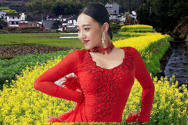 而一脚踢翻了一个混混，更多的青龙会成员向着红色妖姬冲过来