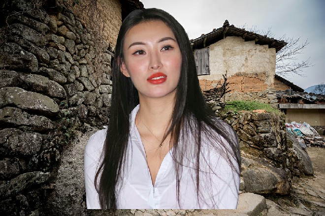 因为上衣坏了，他干脆把上衣彻底扯碎人，扔到一边