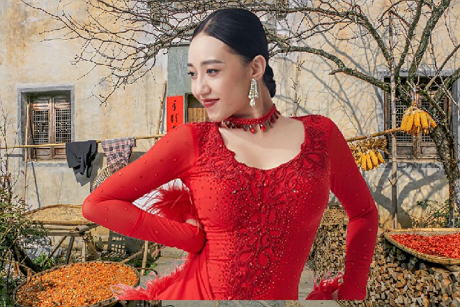 罗莉趁机仔细看了看红色妖姬，发现这家伙的睡姿有些与众不同