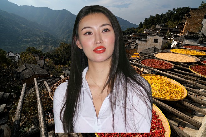 那人双手抓着两把峨眉刺，向着伊轩恶狠狠地刺了过去