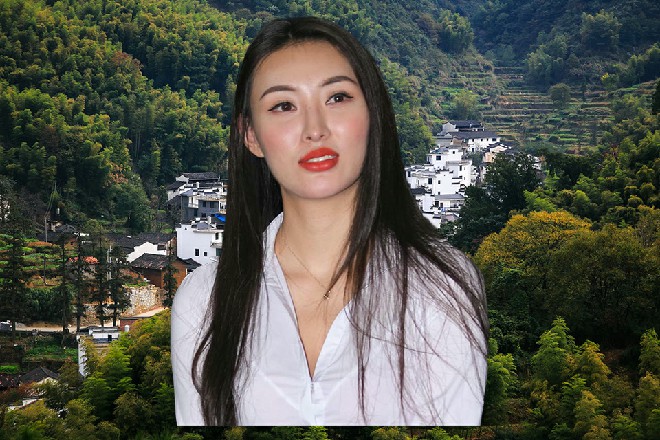 大源惠子身上穿着经典的和服，走在S市的街道上面