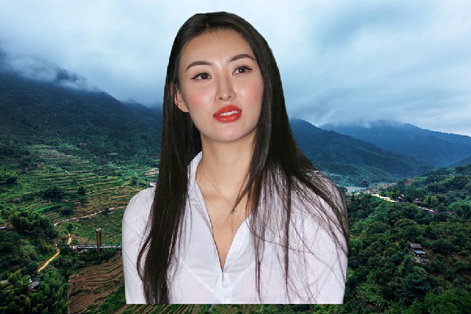 诺曦S一声不吭，他直接抽出了黑剑，然后丢到了空中