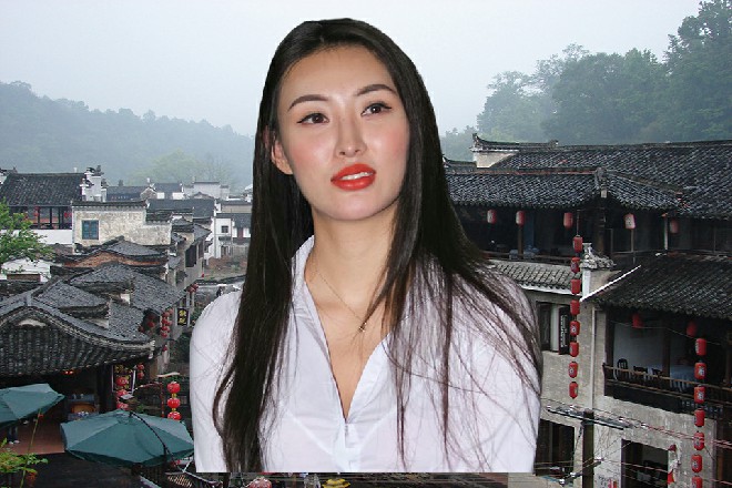 大源惠子得意地一笑，接着手刀向着苏曼s的头颅就戳了过来