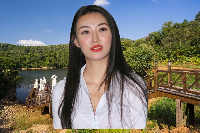 廖婧涵半蹲在大楼边缘，双手握着手枪，对准飞在空中的安妮