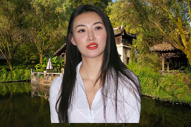 苗甜看着一身黑西装白衬衫的红色妖姬，忽然捂住了自己的嘴巴