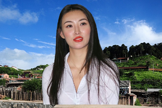 说着，他举起自己的右手来，手指上缠着黑色的丝线