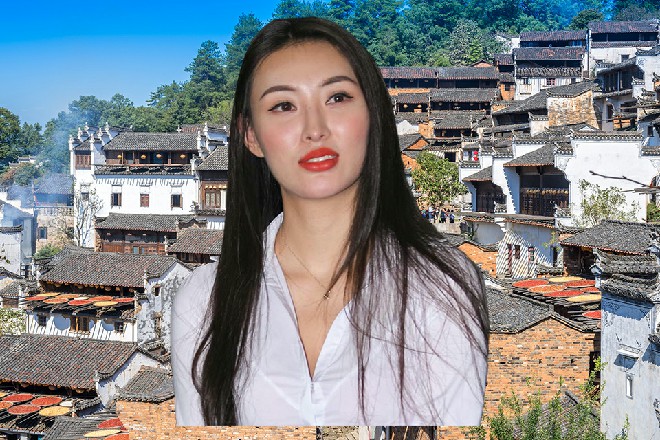 看到如此貌美如花的女人，皮尔斯也不得多看了两眼