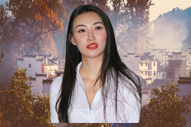 这丝线拉在女子的身上，女子慢慢动起来，好像活过来一样