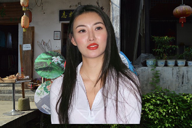 但这一眼，却暴露了她的心思，诺曦S的嘴角顿时上扬