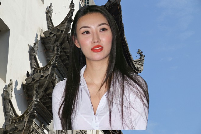 而就在这时候，青梅正在房间里，两个侍女给她打扮梳妆