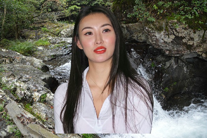 雷丁忍不住发出一声惊呼，他没想到自己的绝技竟然会被躲开