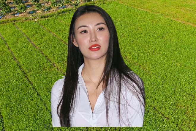 剩下两个都是剧组工作人员，战战兢兢地，勉强上前