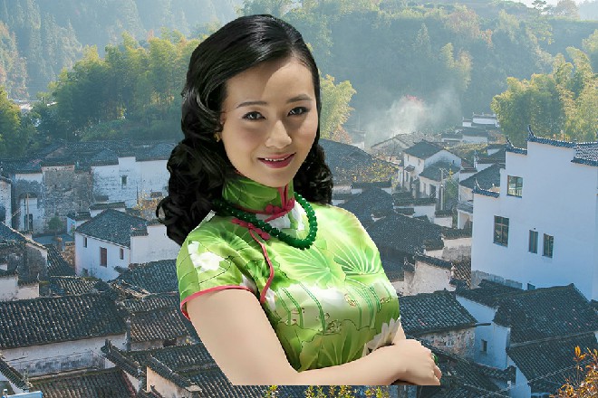 一个手里同样拎着AK的雇佣军走了过来，枪口对准了林雪