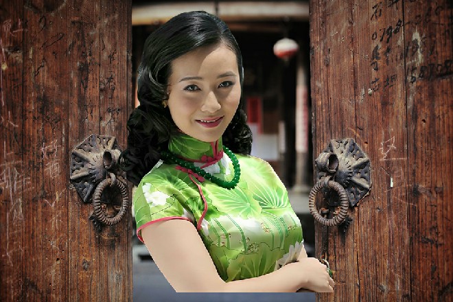 红色妖姬带着一种彪形大汉下了飞机，立刻引起了人群的注意