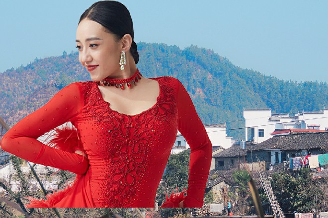 若依压低了狗皮帽子，拄着扫帚，站在人群中，看着热闹