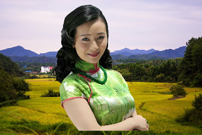 还有两个带着王冠的人，一男一女，举着权杖站在最后方