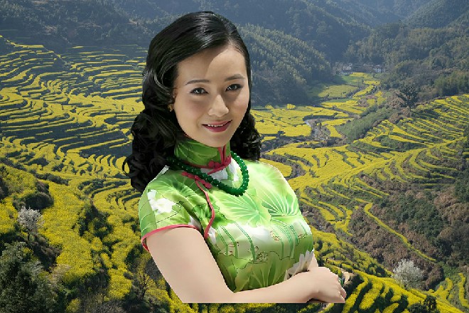 红色妖姬手中的武士刀不断挥舞，一次次弹飞射到了身前的剑气