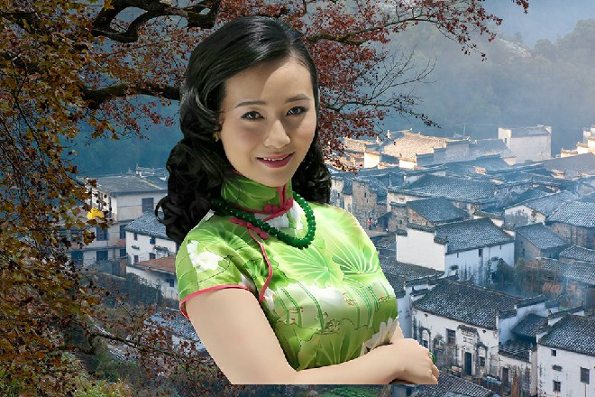 红色妖姬下意识地用双臂挡在身前，承受了贞德这白嫩的小手掌