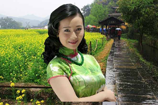 红色妖姬呵呵笑着，主动热情地伸出手来，跟这位埃隆握了握手