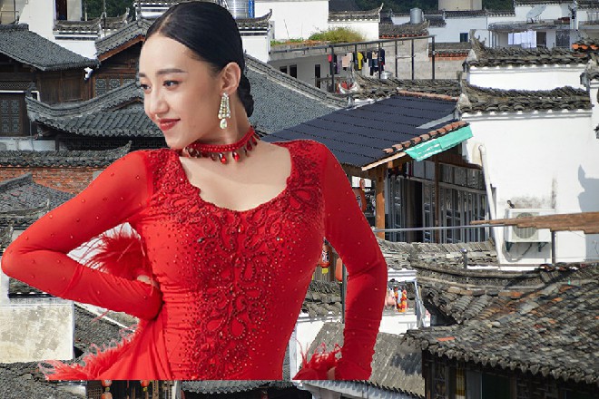 他们坐着电动车，行驶了五分钟，才来到了他们的场地