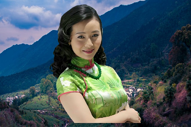 就在这时候，若依突然伸出手，稳稳攥住了背心男的手腕