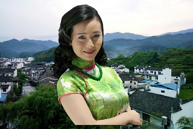 但苏曼s把手里的长剑插在地面中，硬生生抵抗了对方的龙吸水