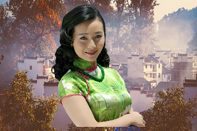 但红色妖姬只是伸出自己的右掌，就轻松地挡下了这枚能量炮